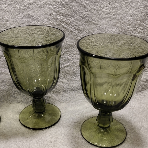 Set of 4 Green Glass Goblets - Picture 3 of 7